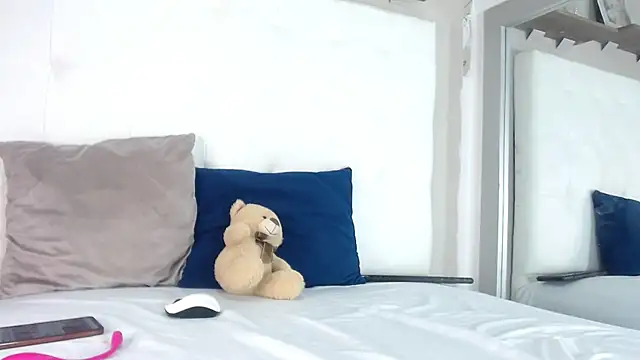 willow smitt online show from October 28, 1:47 pm