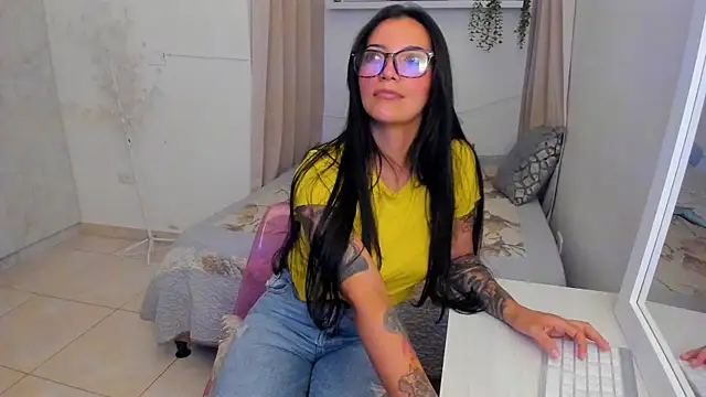 Snapshot of roxy_hell chatting on August 8, 10:56 pm roxy hell online show from August 8, 10:56 pm