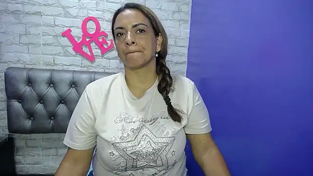 Snapshot of Milf-Prettyboobs chatting on May 9, 5:51 pm Milf-Prettyboobs online show from May 9, 5:51 pm