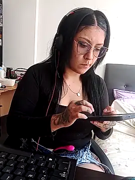 Snapshot of DaniPoison chatting on October 17, 5:59 pm DaniPoison online show from October 17, 5:59 pm