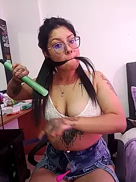 Snapshot of DaniPoison chatting on October 19, 6:19 pm DaniPoison online show from October 19, 6:19 pm