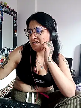 Snapshot of DaniPoison chatting on November 6, 8:10 pm DaniPoison online show from November 6, 8:10 pm