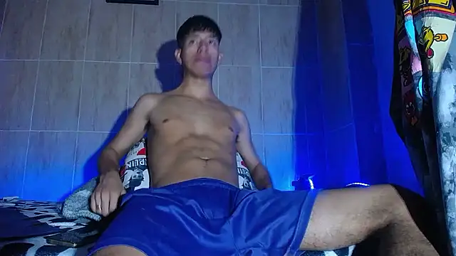 Snapshot of dareck_18 chatting on January 17, 12:37 am dareck 18 online show from January 17, 12:37 am