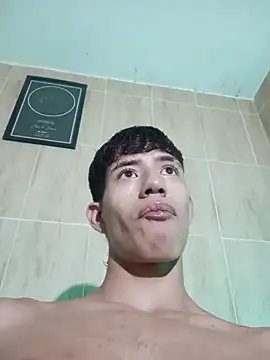 Snapshot of dareck_18 chatting on February 1, 9:57 pm dareck 18 online show from February 1, 9:57 pm