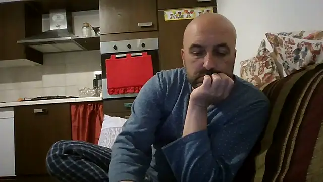 Snapshot of maxxxio12 chatting on May 11, 8:17 pm maxxxio12 online show from May 11, 8:17 pm
