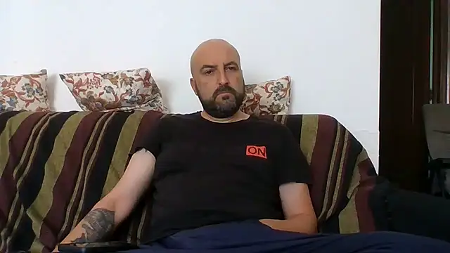 Snapshot of maxxxio12 chatting on June 14, 8:27 am maxxxio12 online show from June 14, 8:27 am