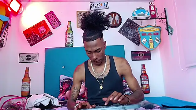 Snapshot of lili_roussi chatting on February 9, 8:13 pm lili roussi online show from February 9, 8:13 pm