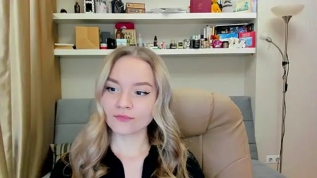 Kara Smith  online show from December 14, 11:23 pm