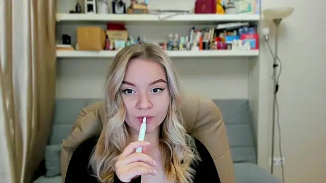 Snapshot of Kara_Smith_ chatting on November 14, 1:26 am Kara Smith online show from November 14, 1:26 am