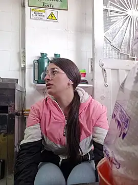 Snapshot of HOLY_DOLL chatting on October 23, 8:29 pm HOLY DOLL online show from October 23, 8:29 pm