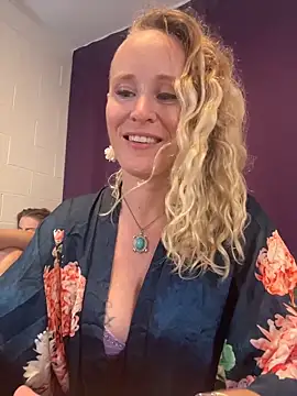 SusieandLacey online show from June 14, 7:10 am