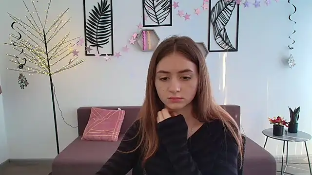 Snapshot of LilyHaart chatting on March 18, 6:36 am LilyHaart online show from March 18, 6:36 am