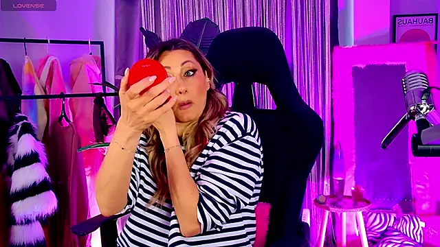 SarahAlluring online show from April 27, 3:10 pm