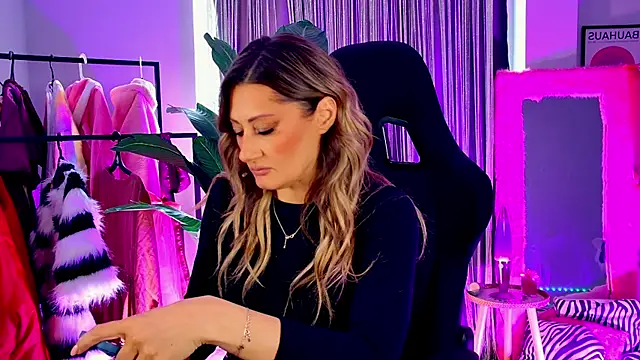 SarahAlluring online show from April 29, 1:04 pm