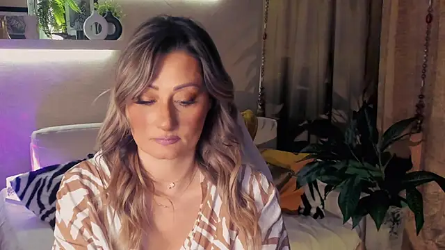 SarahAlluring online show from May 8, 5:40 pm