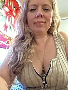 Snapshot of Irina3718 chatting on May 15, 2:13 pm Irina3718 online show from May 15, 2:13 pm