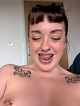 Snapshot of Petite_Juicy_Olive chatting on May 9, 8:08 am Petite Juicy Olive online show from May 9, 8:08 am
