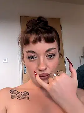 Snapshot of Petite_Juicy_Olive chatting on May 14, 12:45 pm Petite Juicy Olive online show from May 14, 12:45 pm