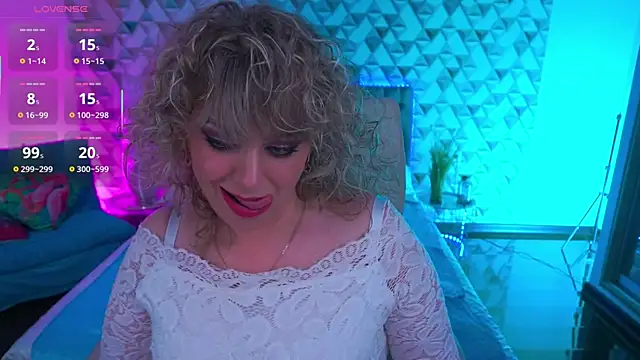 Snapshot of CandyLadyyy chatting on June 13, 8:40 pm CandyLadyyy online show from June 13, 8:40 pm
