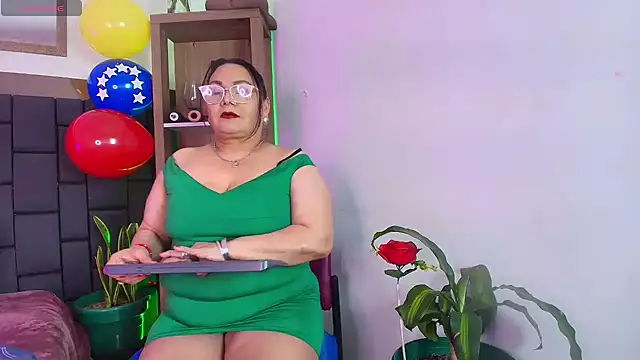Snapshot of EllenaBoobs_ chatting on July 10, 3:33 am EllenaBoobs online show from July 10, 3:33 am