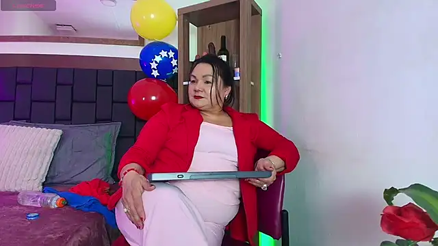 Snapshot of EllenaBoobs_ chatting on July 14, 3:11 am EllenaBoobs online show from July 14, 3:11 am