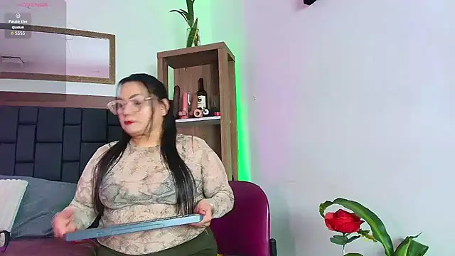 Snapshot of EllenaBoobs_ chatting on July 18, 12:37 am EllenaBoobs online show from July 18, 12:37 am