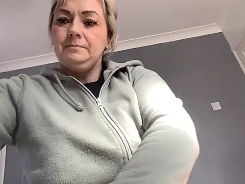 Snapshot of GoldenSquirter chatting on March 13, 10:47 am GoldenSquirter online show from March 13, 10:47 am