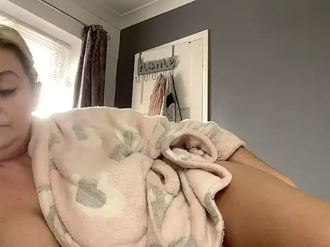 Snapshot of GoldenSquirter chatting on March 21, 11:55 am GoldenSquirter online show from March 21, 11:55 am