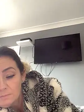 Snapshot of GoldenSquirter chatting on November 25, 12:27 pm GoldenSquirter online show from November 25, 12:27 pm