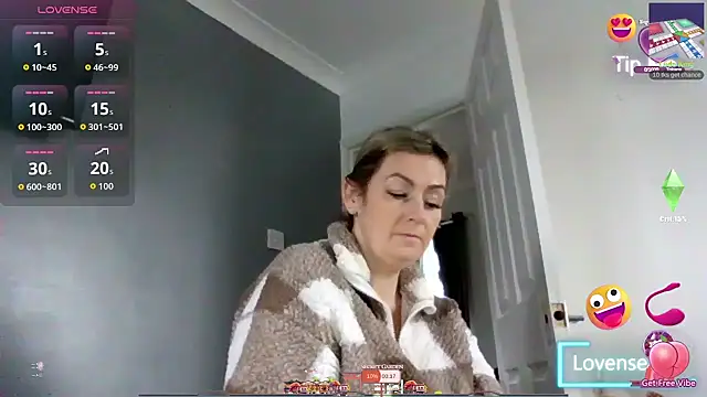 Snapshot of GoldenSquirter chatting on December 5, 9:18 am GoldenSquirter online show from December 5, 9:18 am