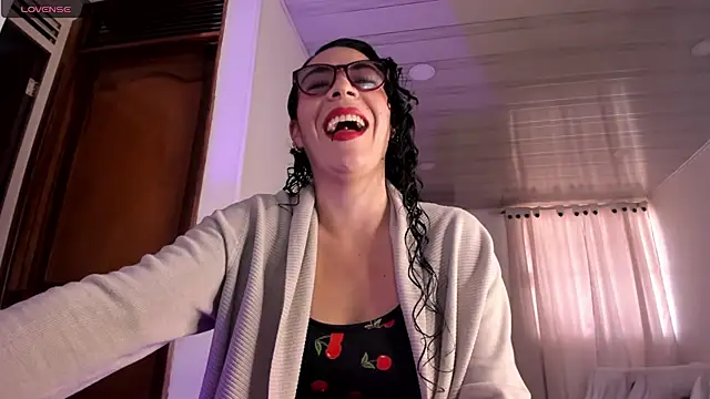 Snapshot of mia_velvet1 chatting on May 7, 12:32 pm mia velvet1 online show from May 7, 12:32 pm