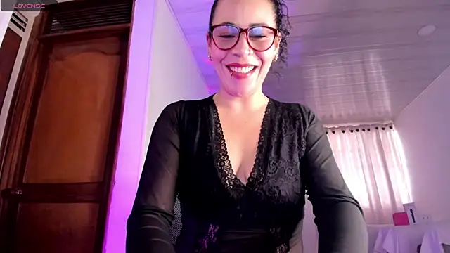 Snapshot of mia_velvet1 chatting on May 14, 1:29 pm mia velvet1 online show from May 14, 1:29 pm
