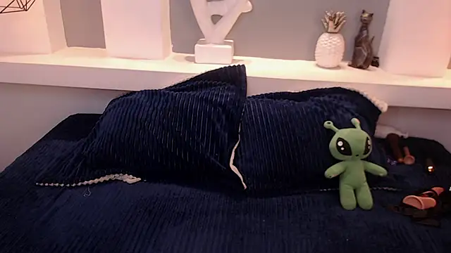 milu w4llace online show from November 26, 12:11 am