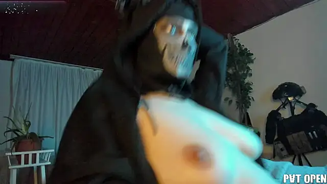 Snapshot of cos_operator chatting on March 1, 7:05 pm cos operator online show from March 1, 7:05 pm