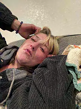 Snapshot of 2brokegirlz chatting on September 9, 9:09 am 2brokegirlz online show from September 9, 9:09 am