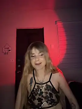 Snapshot of LoganPeny chatting on May 18, 8:31 am LoganPeny online show from May 18, 8:31 am
