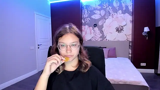 AngelinaLow online show from September 8, 6:18 pm