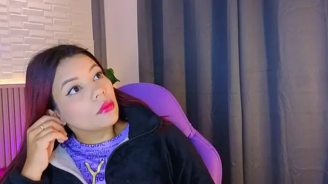 TiffanyWalk online show from December 4, 11:52 am