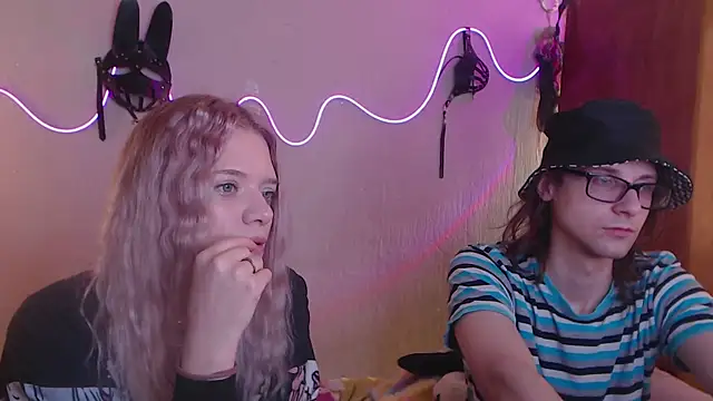 Snapshot of Your_Horny_Friends chatting on March 17, 11:42 am Your Horny Friends online show from March 17, 11:42 am