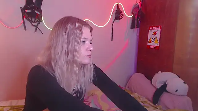 Snapshot of Your_Horny_Friends chatting on March 23, 6:05 am Your Horny Friends online show from March 23, 6:05 am