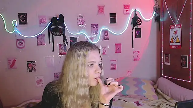 Snapshot of Your_Horny_Friends chatting on September 9, 8:47 am Your Horny Friends online show from September 9, 8:47 am