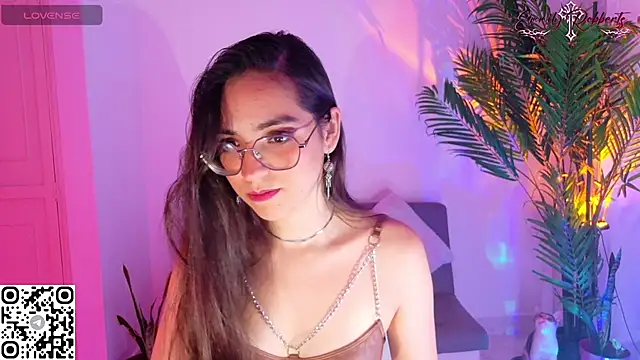 Snapshot of Emmi_Roberts chatting on July 15, 9:42 pm Emmi Roberts online show from July 15, 9:42 pm