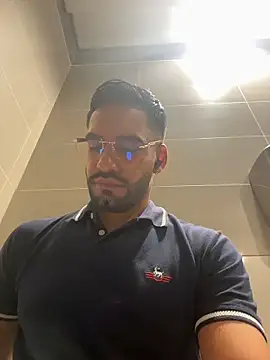 Snapshot of Leon__Hart_ chatting on May 25, 3:29 pm Leon Hart online show from May 25, 3:29 pm
