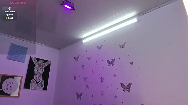 Pretty Johnson  online show from March 19, 11:36 am