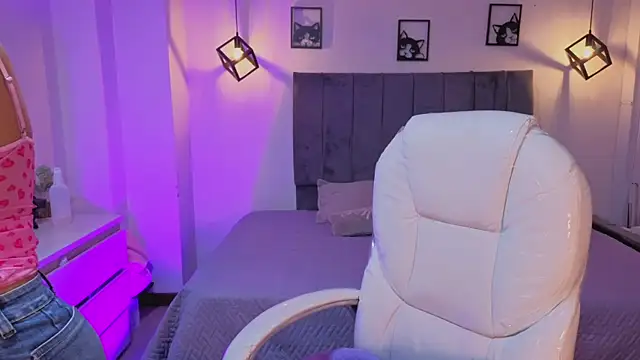 Pretty Johnson  online show from June 14, 3:41 am