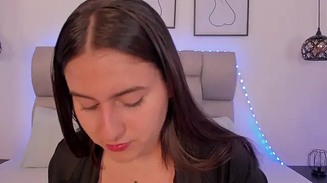 Hanna Evans   online show from February 4, 12:44 pm