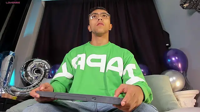 Snapshot of Colstorw_ chatting on November 15, 10:23 am Colstorw online show from November 15, 10:23 am