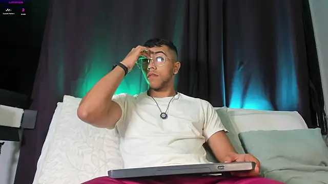 Snapshot of Colstorw_ chatting on December 5, 10:24 am Colstorw online show from December 5, 10:24 am