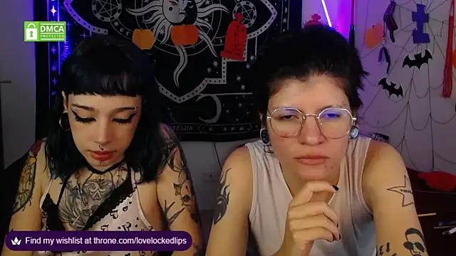 Snapshot of lovelockedlips chatting on October 25, 1:02 am lovelockedlips online show from October 25, 1:02 am