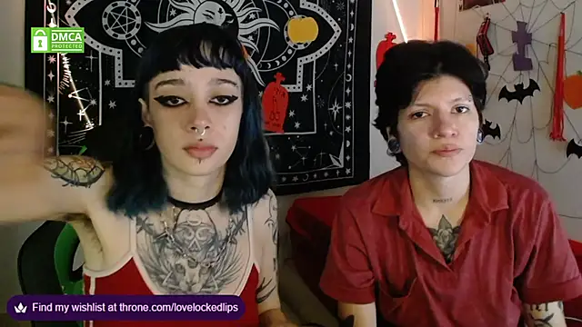 Snapshot of lovelockedlips chatting on October 28, 3:43 am lovelockedlips online show from October 28, 3:43 am